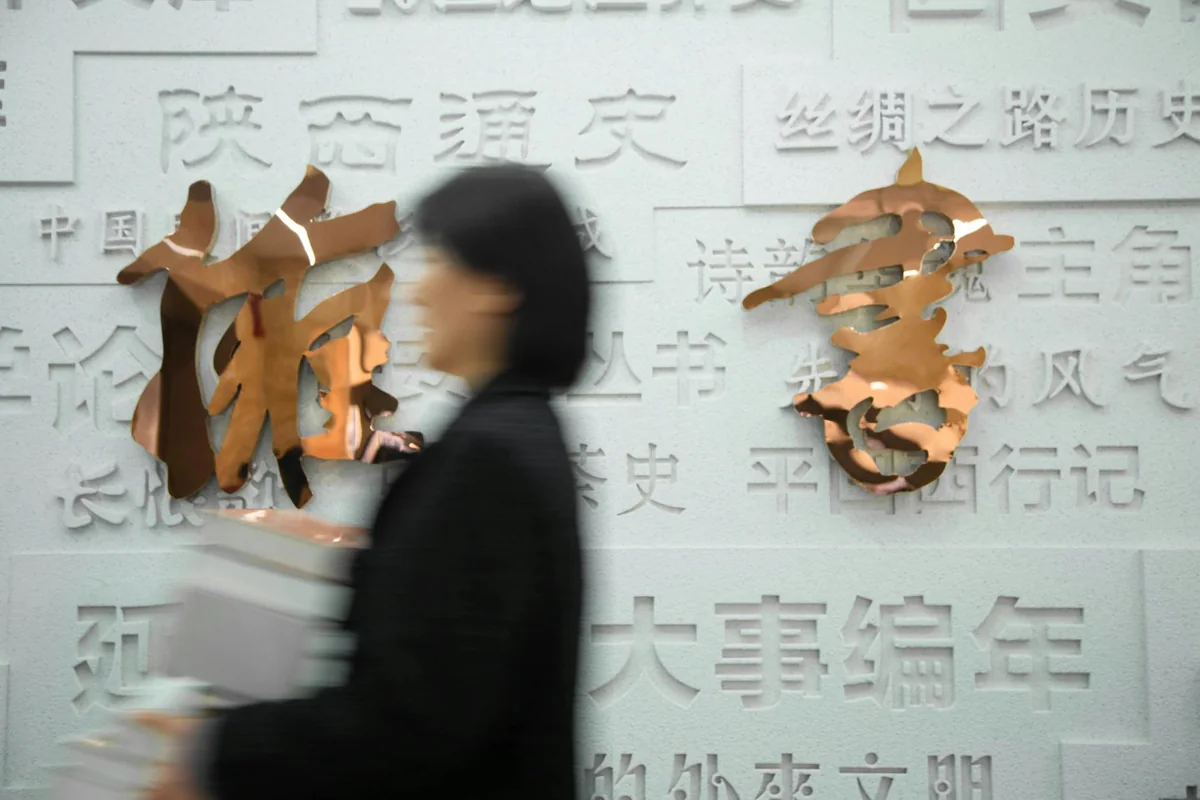 冷链仓储内码放整齐的鲜食瓜果周转箱