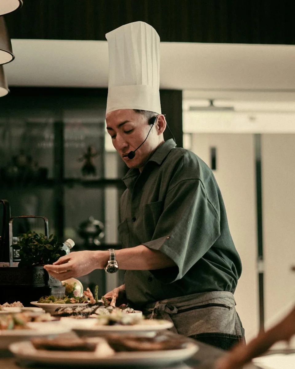 批发市场内正在交易的鲜食瓜果货品